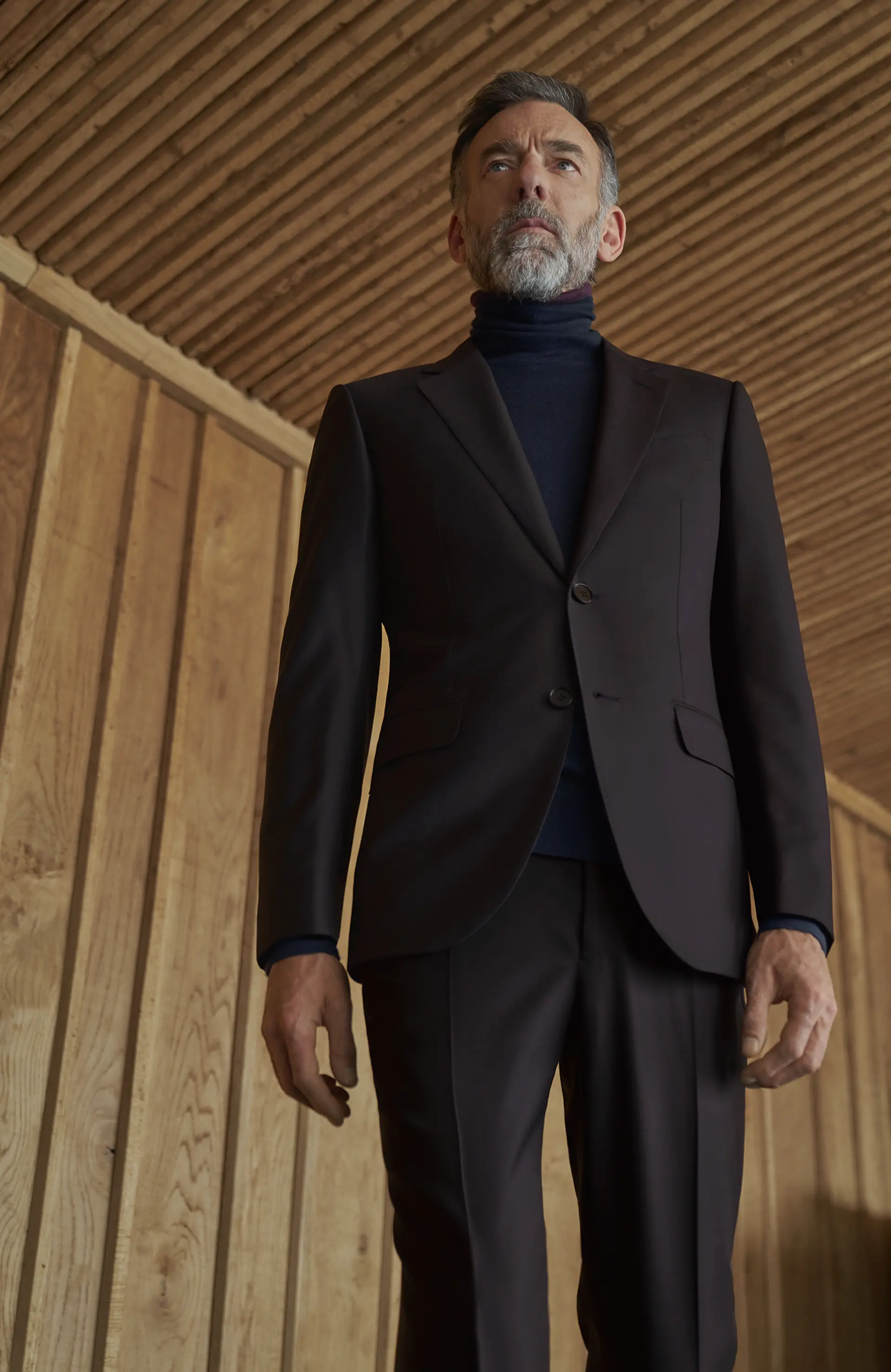 杰尼亚)深棕色定制西装套装,搭配全新秋冬系列时尚海军蓝色高翻领毛衣