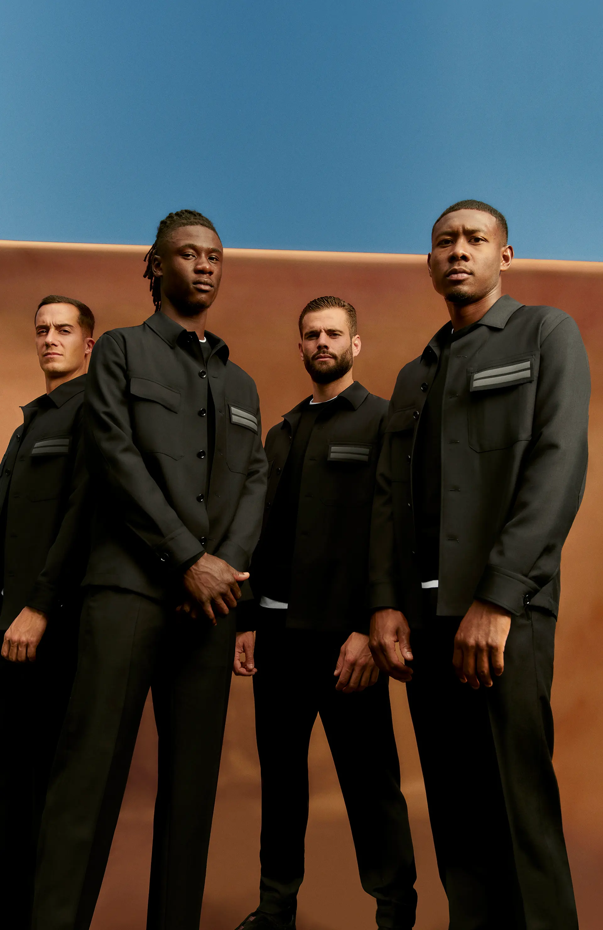 四位球员身穿 Zegna(杰尼亚)设计的 Real Madrid 旅行装系列外套衬衫