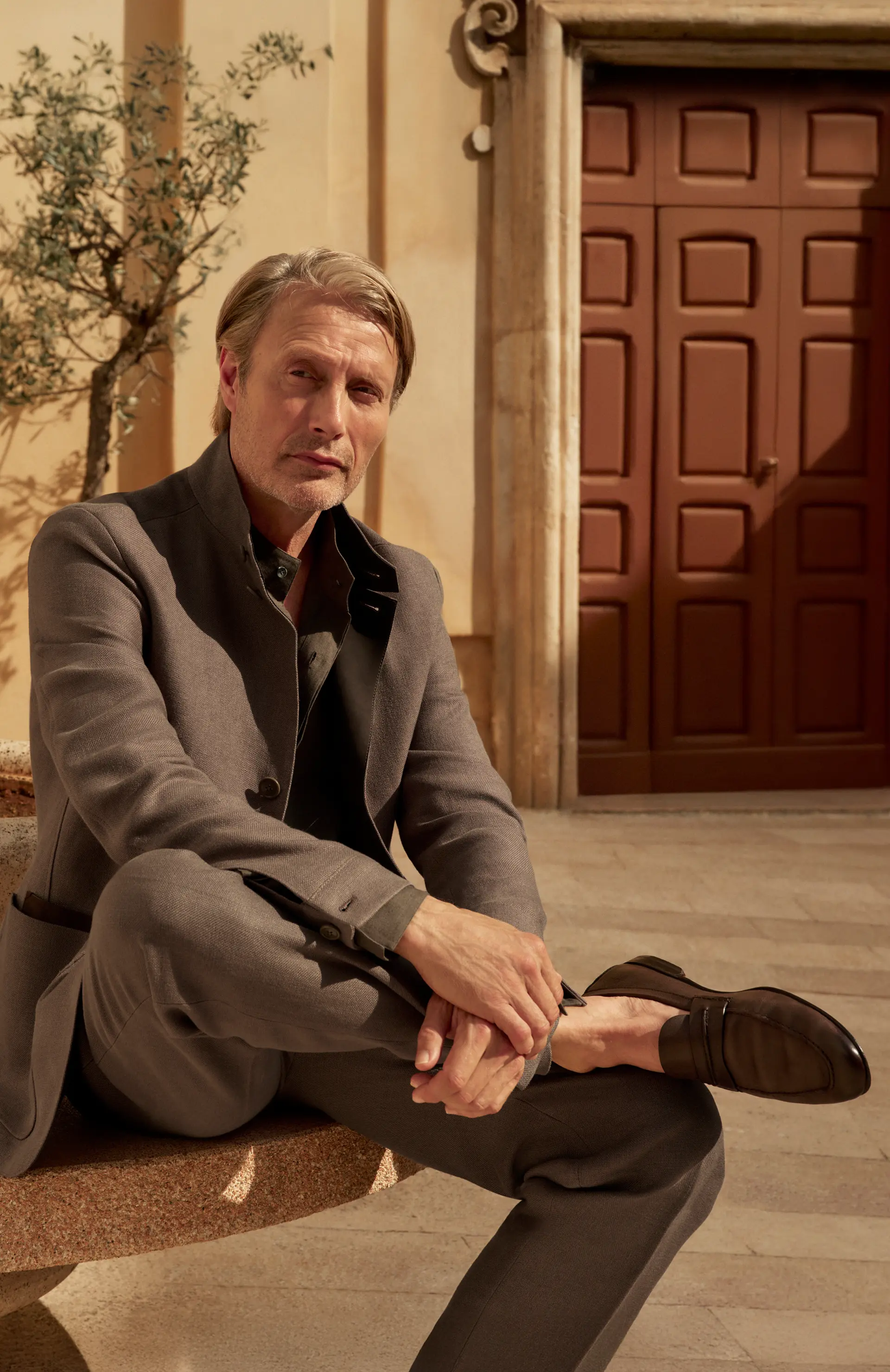 Mads Mikkelsen 身穿 ZEGNA(杰尼亚)2025 春夏系列定制西装套装。