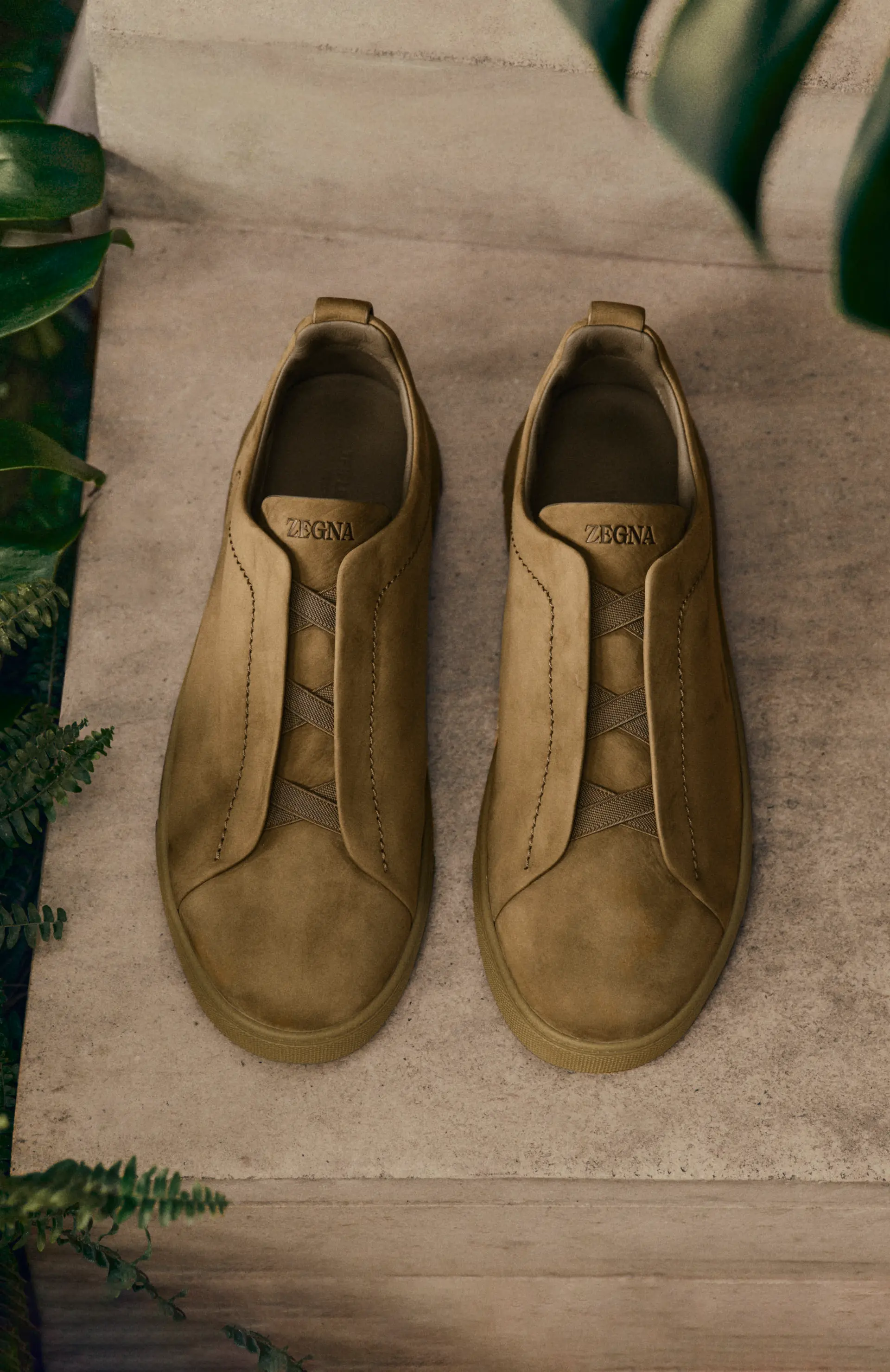 ZEGNA（杰尼亚）SS26 系列 Triple Stitch™ 运动鞋特写。