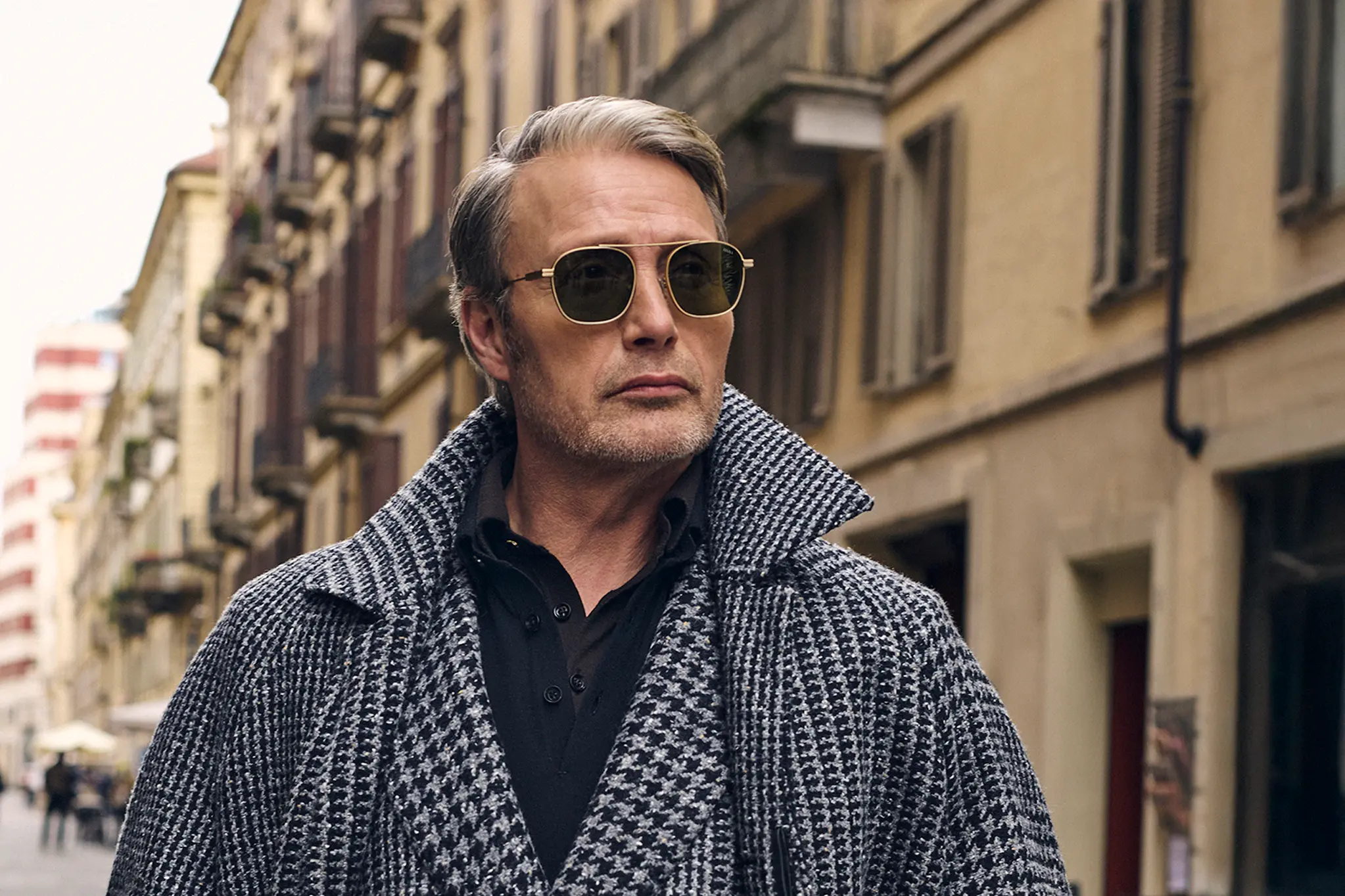 Mads Mikkelsen 身穿 ZEGNA FW25 系列相襯配搭的雙襟外套及大衣。