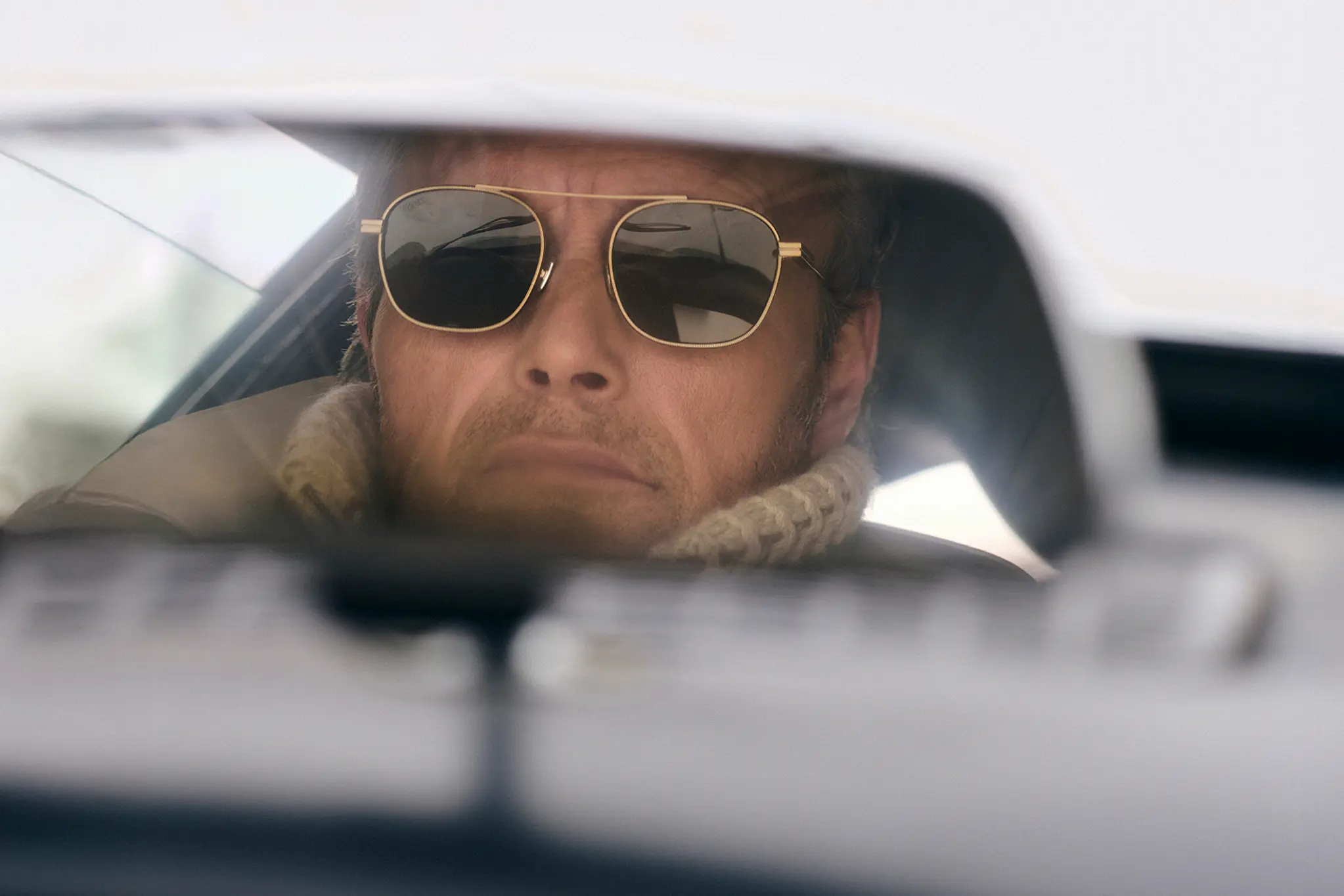 Mads Mikkelsen 佩戴 ZEGNA（杰尼亚）太阳镜的冬季造型特写。