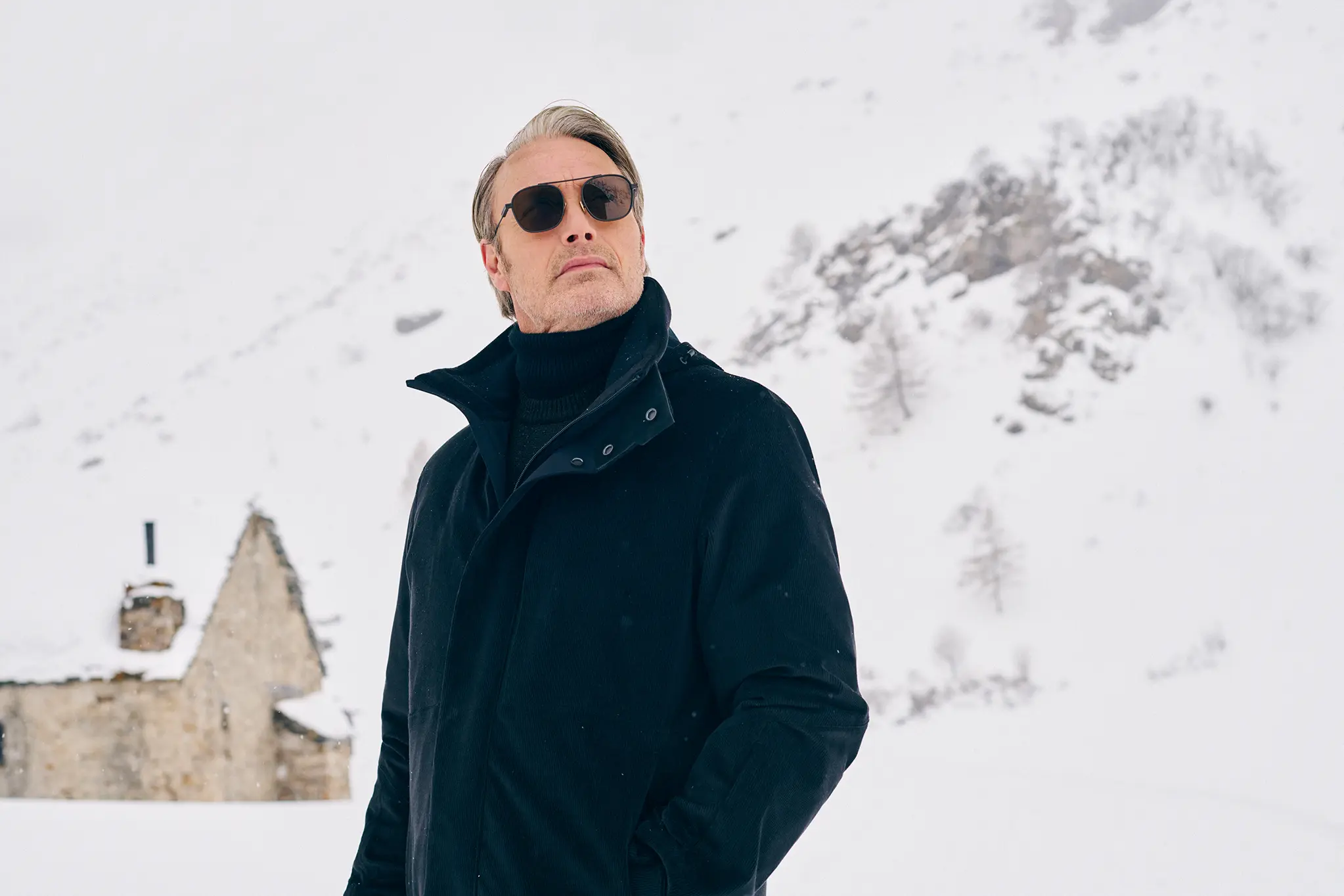 Mads Mikkelsen 身穿滑雪服，演繹 ZEGNA 冬季造型。