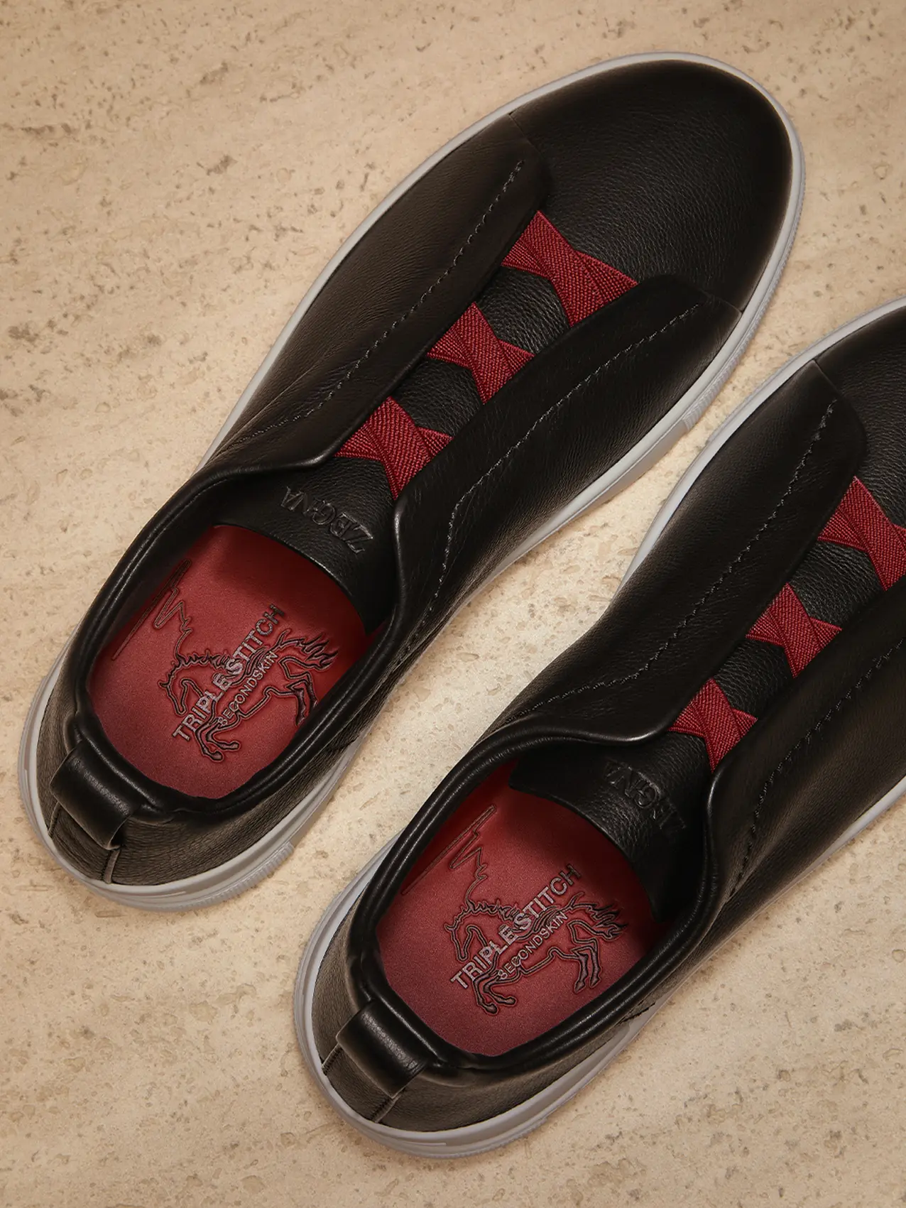 ZEGNA 馬年 2026 春夏系列 Triple Stitch™ 運動鞋特寫。