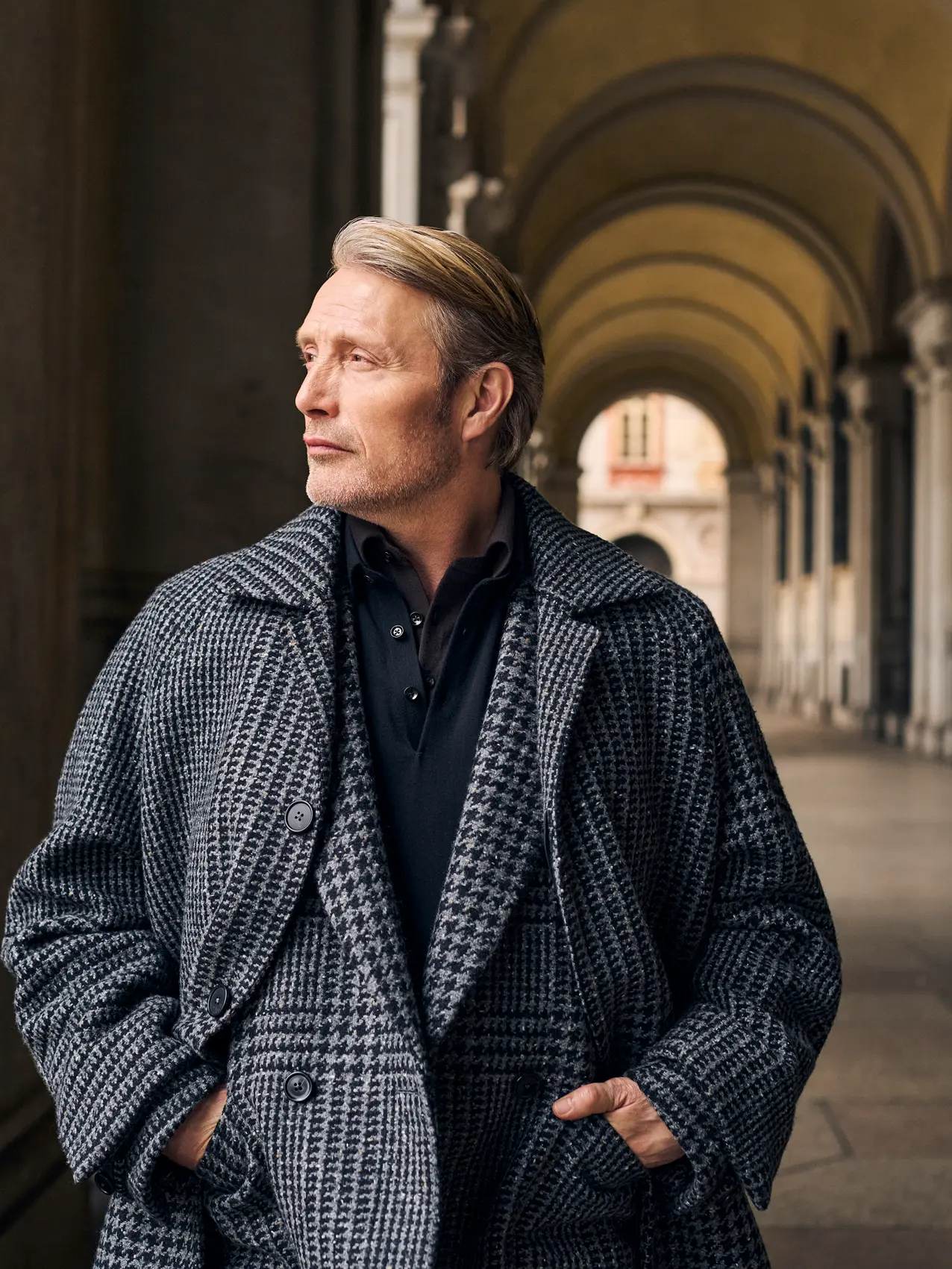 Mads Mikkelsen 身穿 ZEGNA FW25 系列的千鳥紋大衣及 Torino 風格西裝,展現和諧造型。