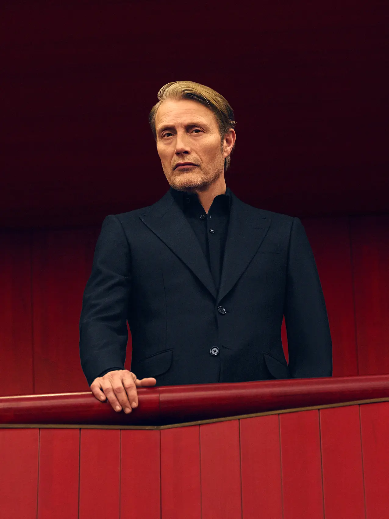 Mads Mikkelsen 在杜林皇家劇院，他身穿 ZEGNA 2025 秋冬系列深海軍藍 Torino 風格西裝。