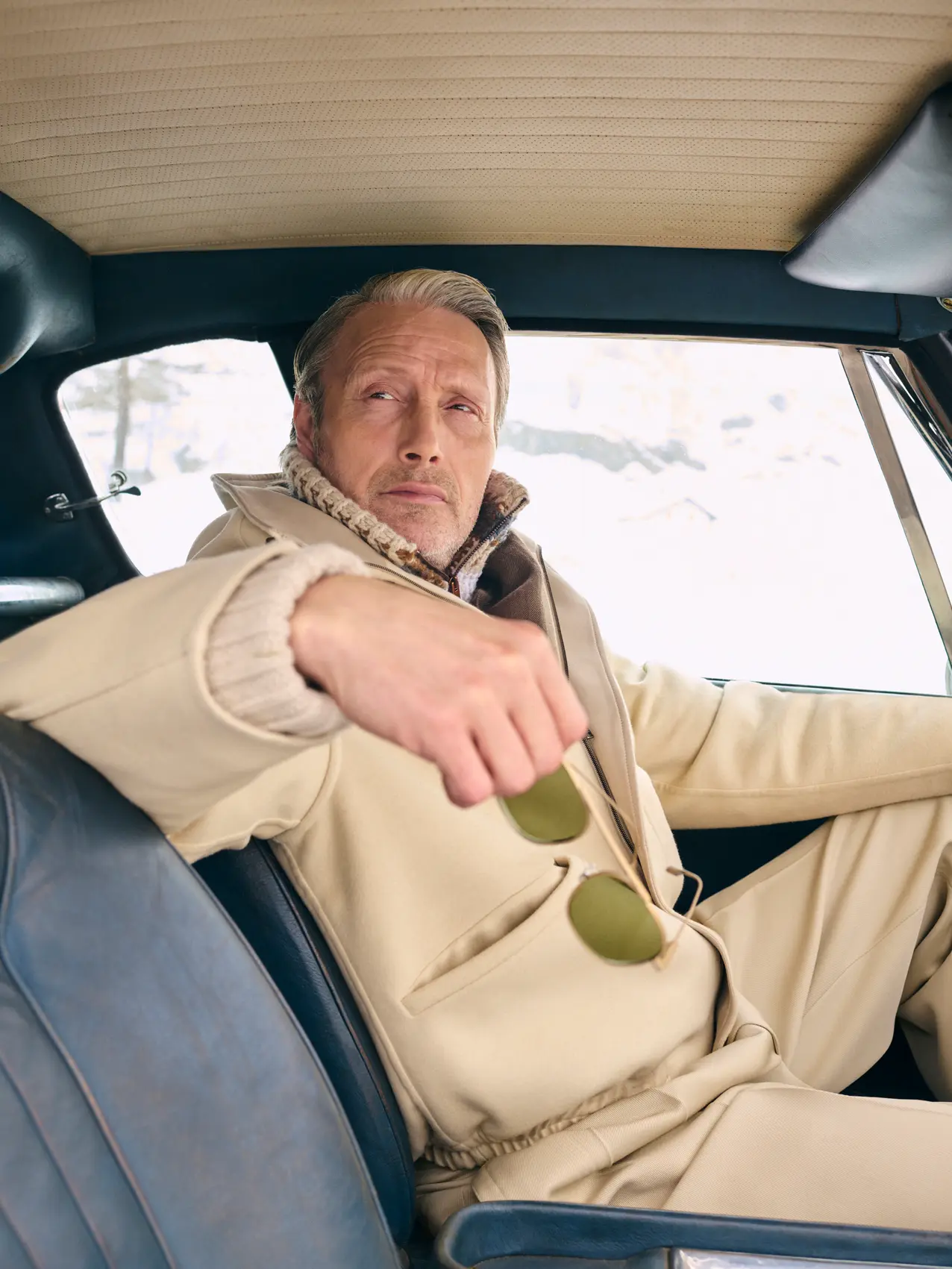 Mads Mikkelsen 身着 ZEGNA（杰尼亚）冬季滑雪套装的造型。