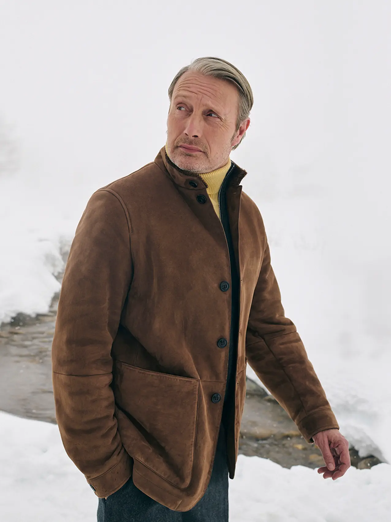 Mads Mikkelsen 身着 ZEGNA（杰尼亚）冬季系列 Conte 夹克亮相。