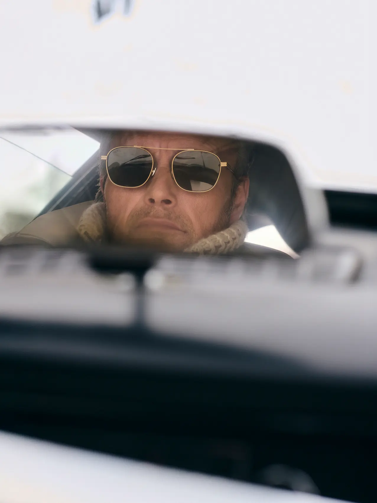 特寫 Mads Mikkelsen 的 ZEGNA 太陽眼鏡冬季造型。