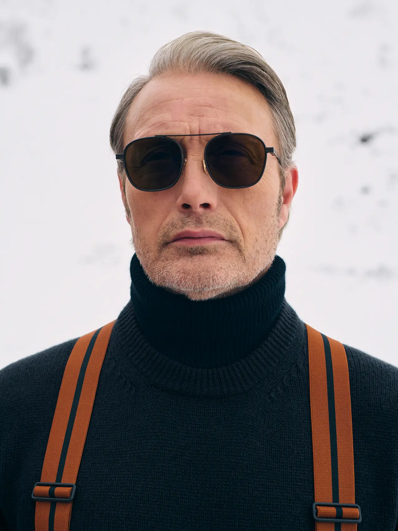 Mads Mikkelsen 身着 ZEGNA（杰尼亚）针织衫的冬季造型特写。