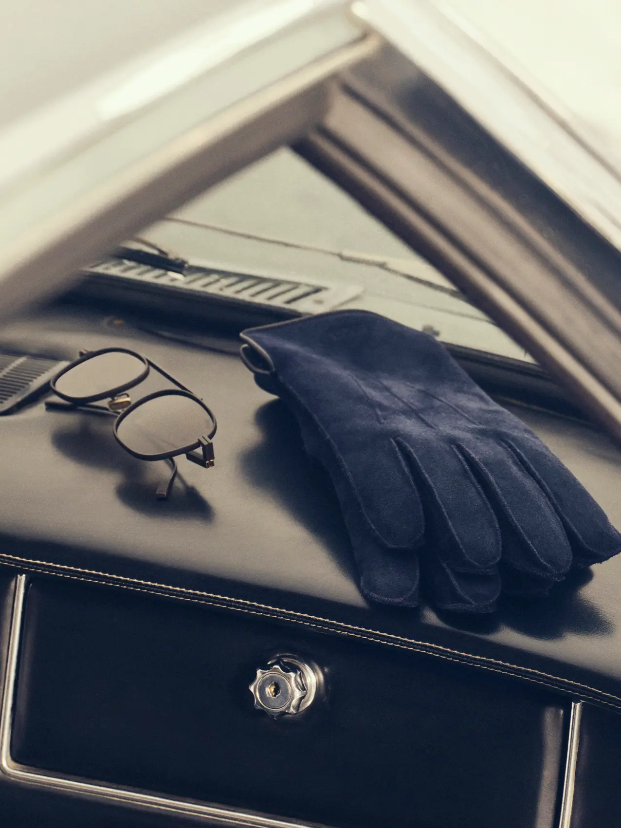 跑车内 ZEGNA（杰尼亚）2025 年秋冬系列手套特写。