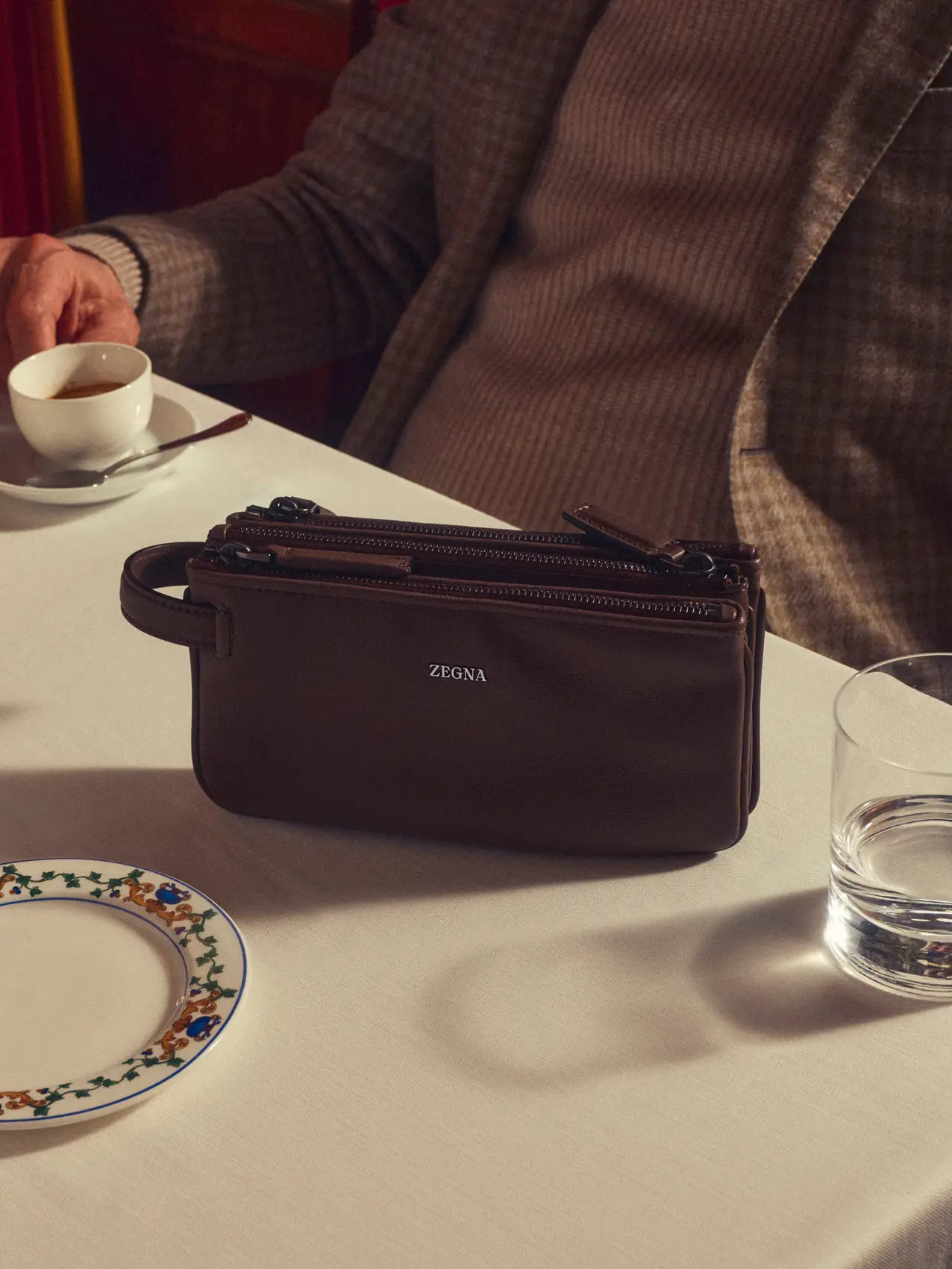ZEGNA 2025 秋冬系列男士皮革手拿包。