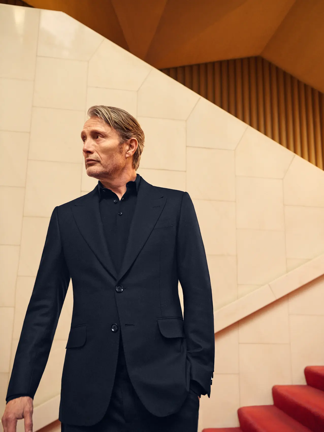 Mads Mikkelsen 身穿 ZEGNA 2025 秋冬系列單色海軍藍精裁西裝。