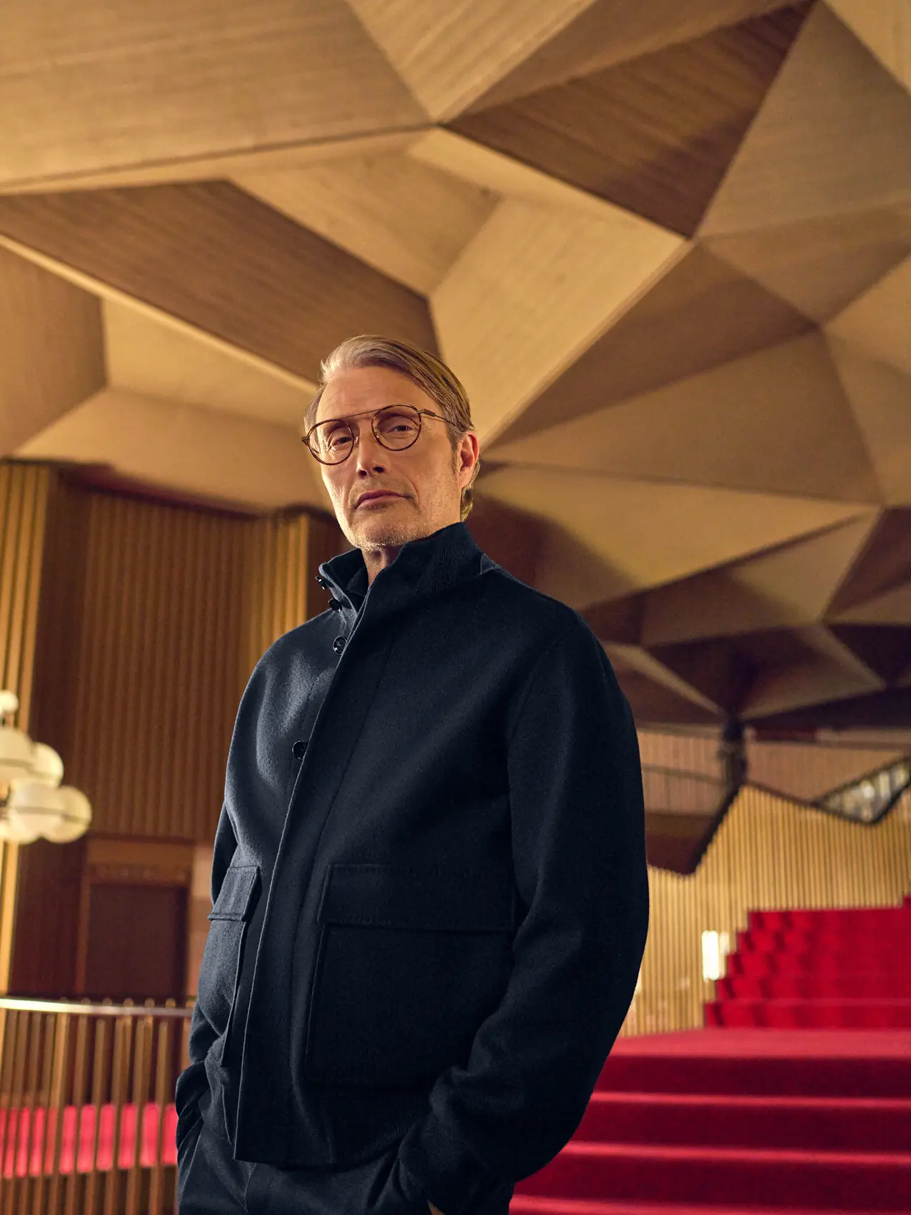 Mads Mikkelsen 在杜林皇家劇院身穿羊毛拉鏈外套及相襯長褲,演繹 ZEGNA FW25 系列。