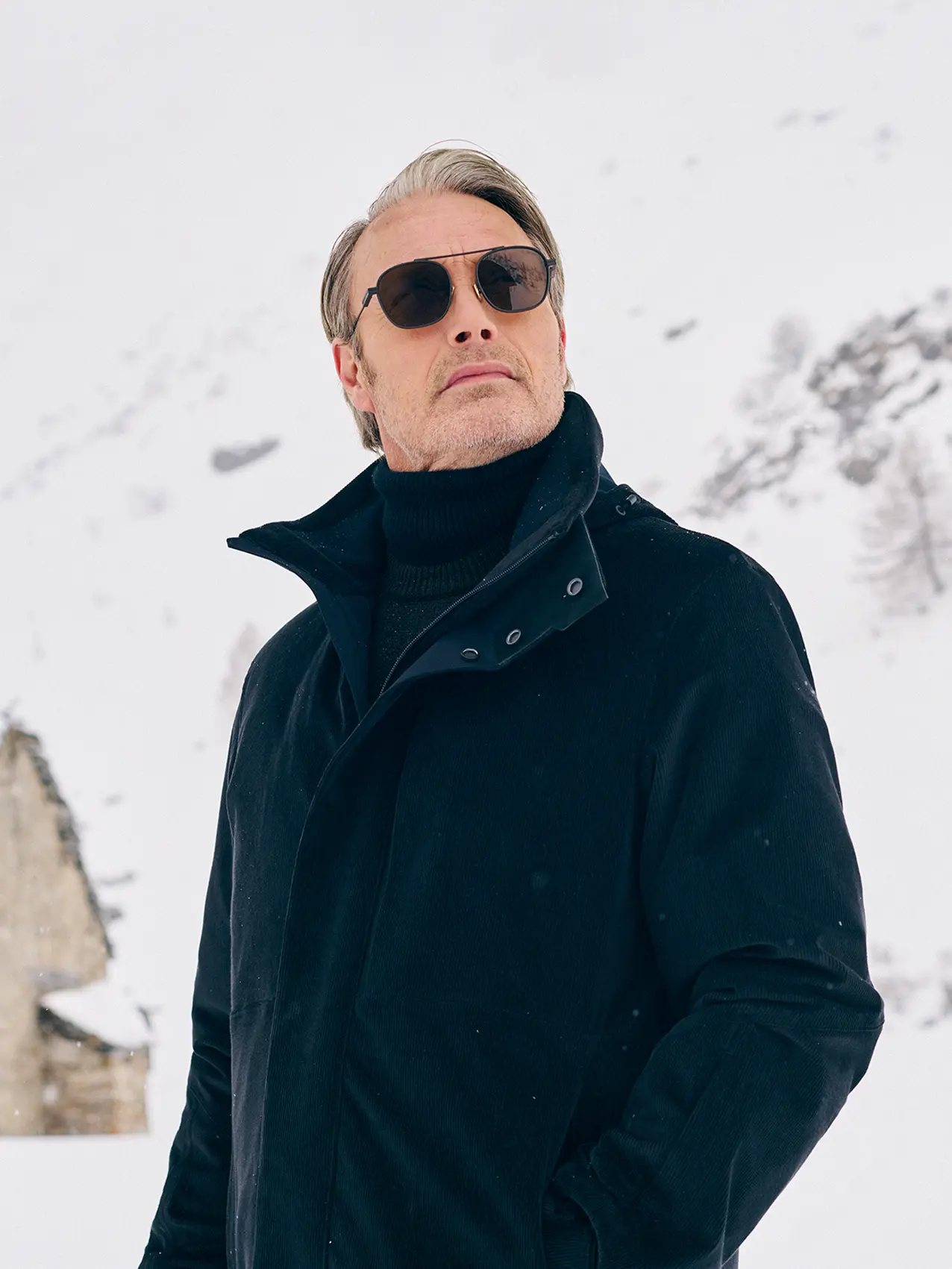 Mads Mikkelsen 身着 ZEGNA（杰尼亚）冬季系列滑雪套装亮相。