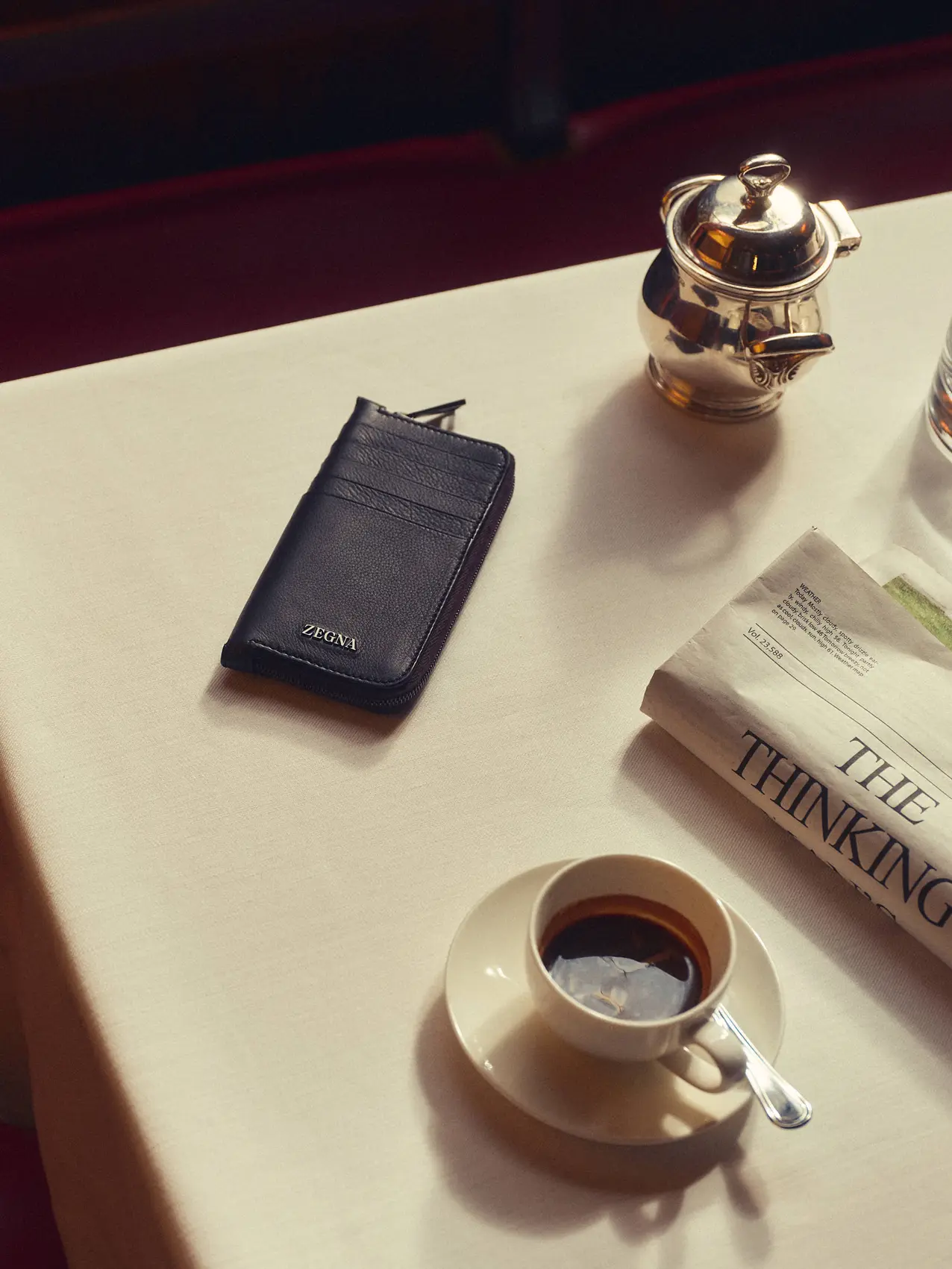 咖啡室桌上的 ZEGNA 黑色皮革名片夾。