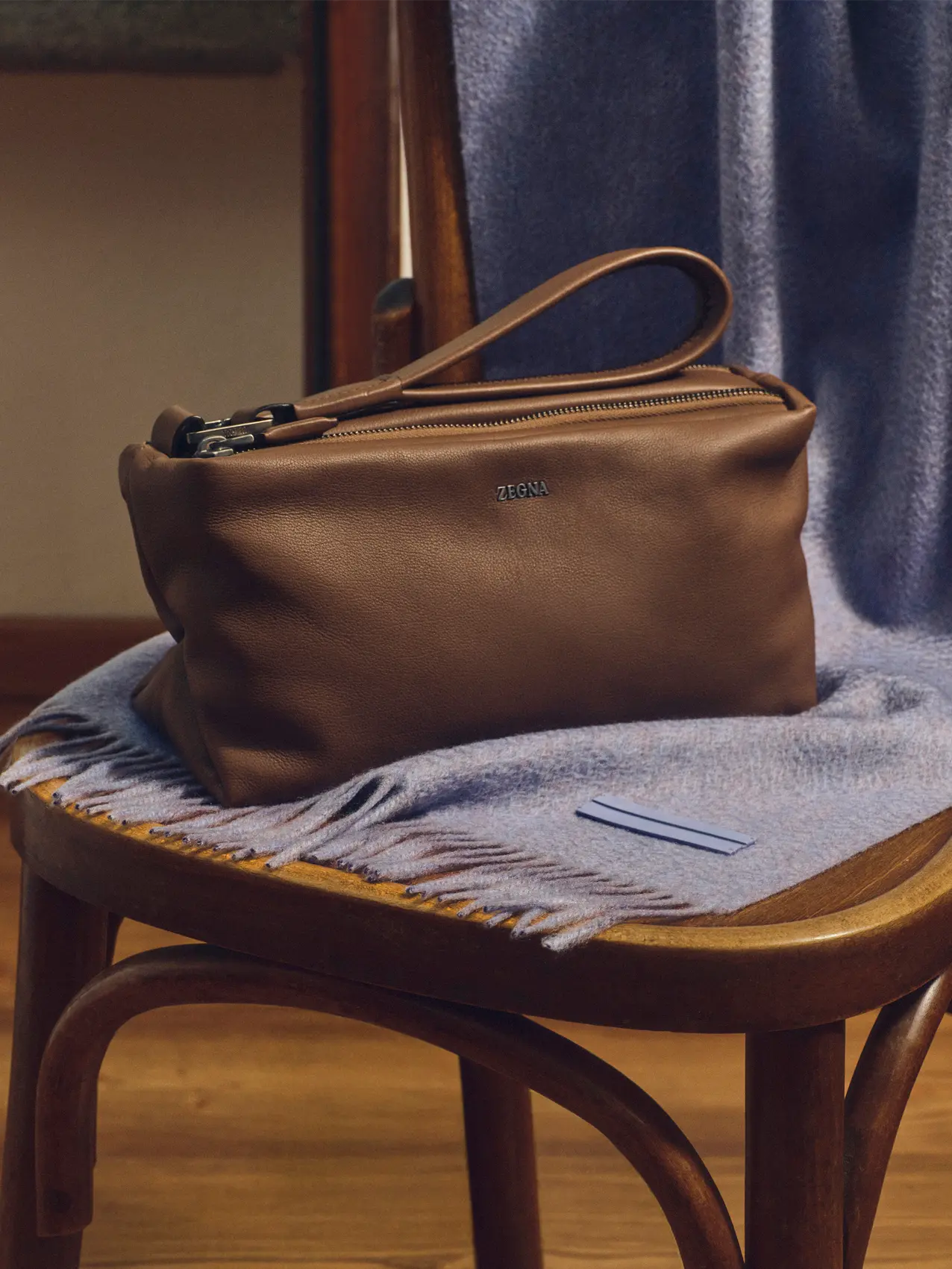 ZEGNA（杰尼亚）2025 年秋冬系列男士围巾和男士皮革包袋。