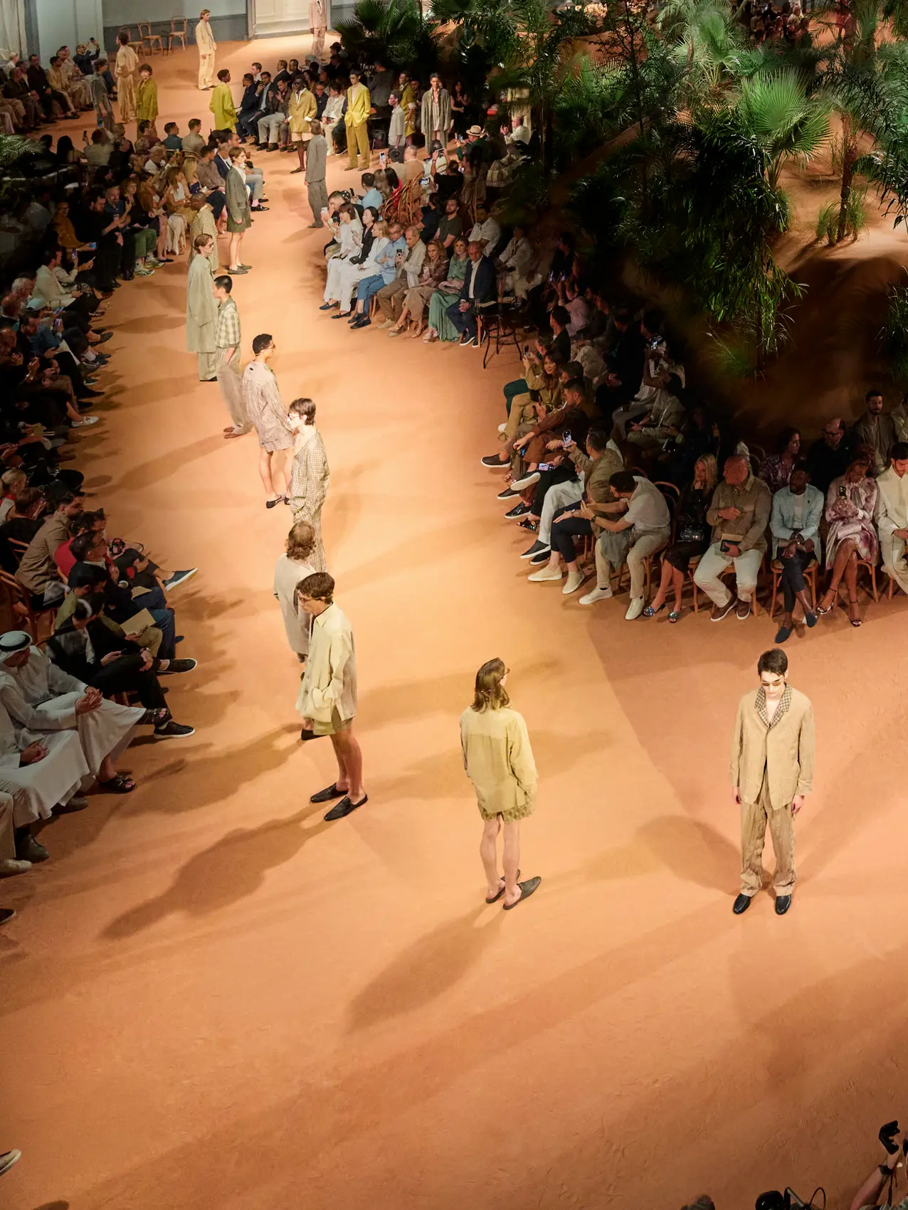 ZEGNA 2026 年夏季時裝表演天橋上的模特兒。