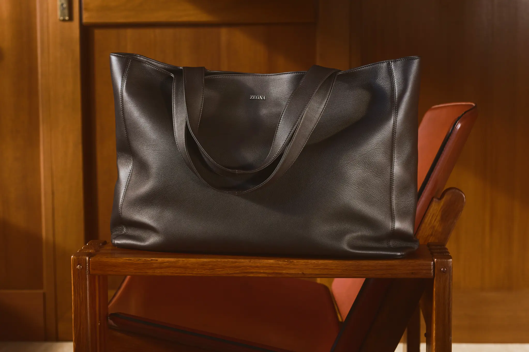 ZEGNA（杰尼亚）2026 年秋冬系列 Soft Tote 包袋细节，深棕色皮革搭配顶部双手柄设计。