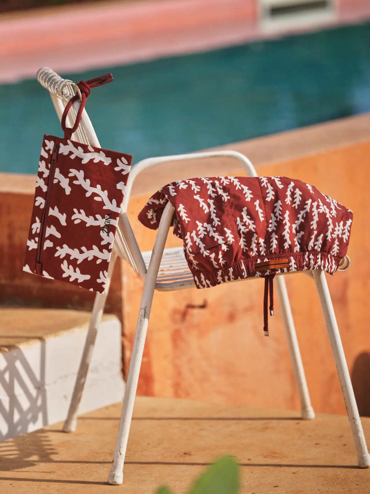 ZEGNA 男裝圖案印花泳褲與相襯隨身小袋。