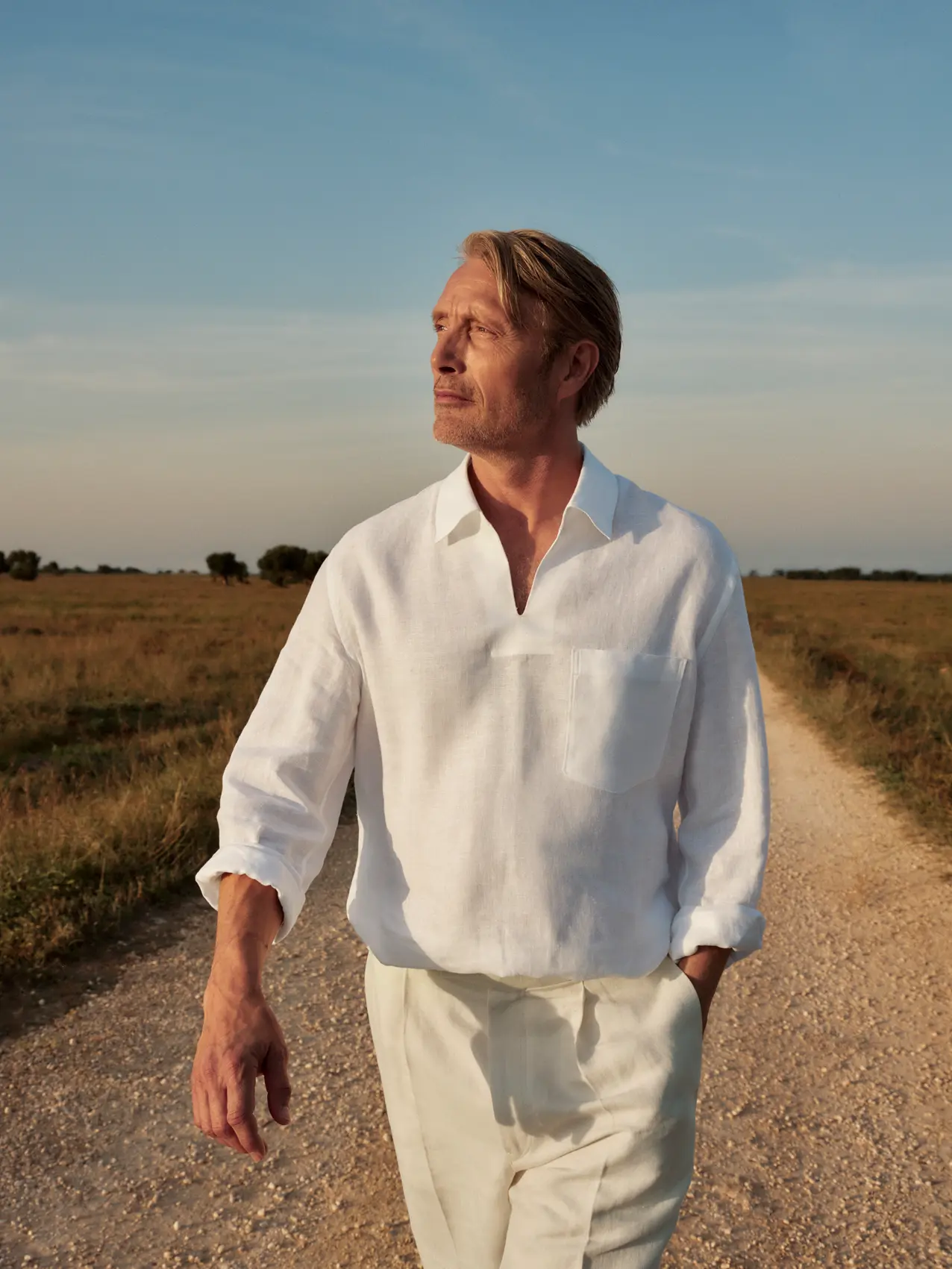 Mads Mikkelsen 身穿精緻的麻布服裝，配搭 ZEGNA SS25 系列的絨面便鞋。