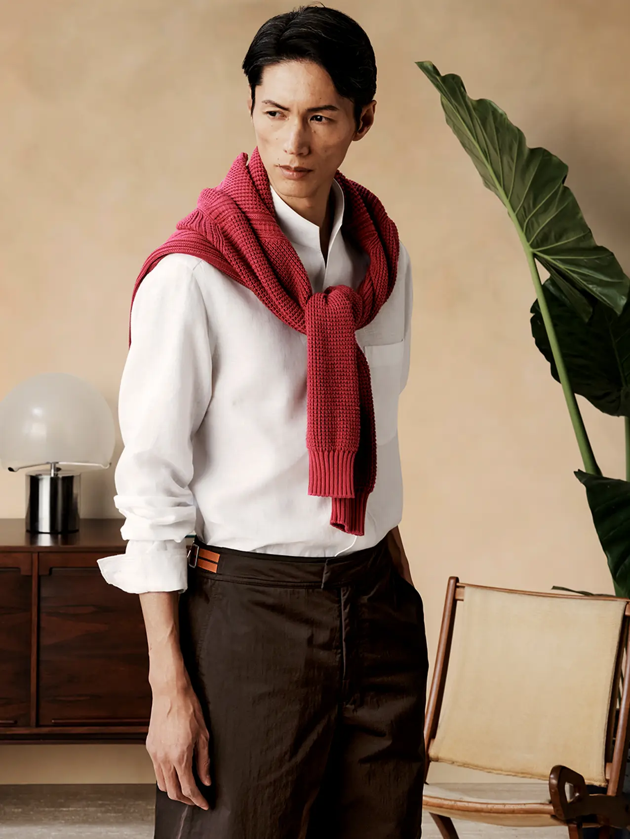 身穿 ZEGNA（杰尼亚）SS26 系列精致夏日服装的男士。