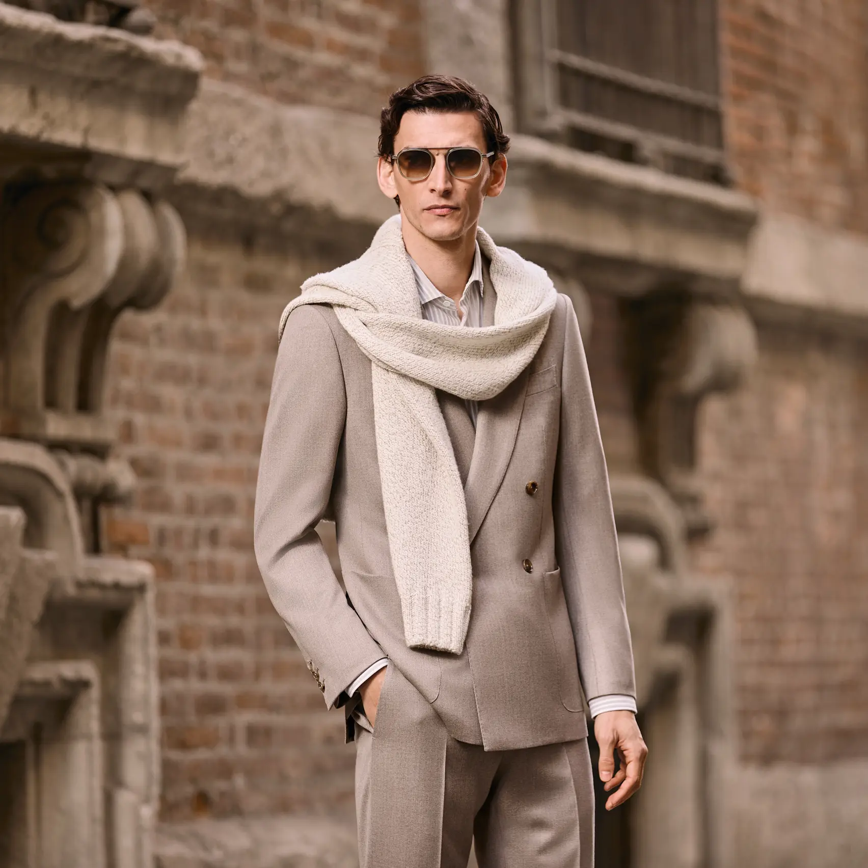 男士身穿 ZEGNA 2025 秋冬系列格紋精裁西裝。