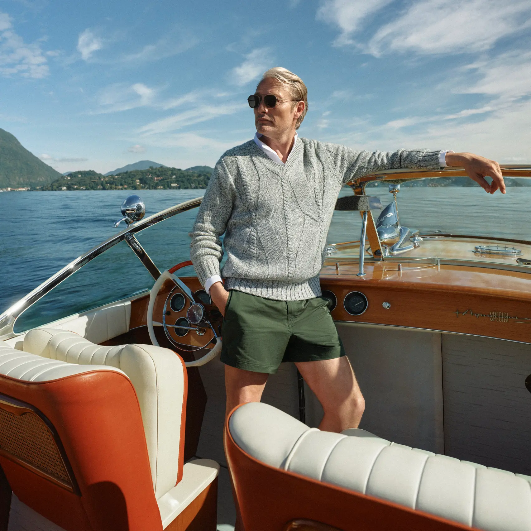 Mads Mikkelsen 在船上穿著 ZEGNA 2026 春夏造型，配搭 V 領毛衣及經典 Rio 海灘服飾