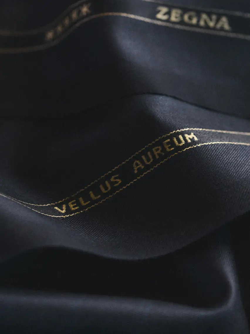 ZEGNA Vellus Aureum 男士面料細節,面料附有品牌標誌。