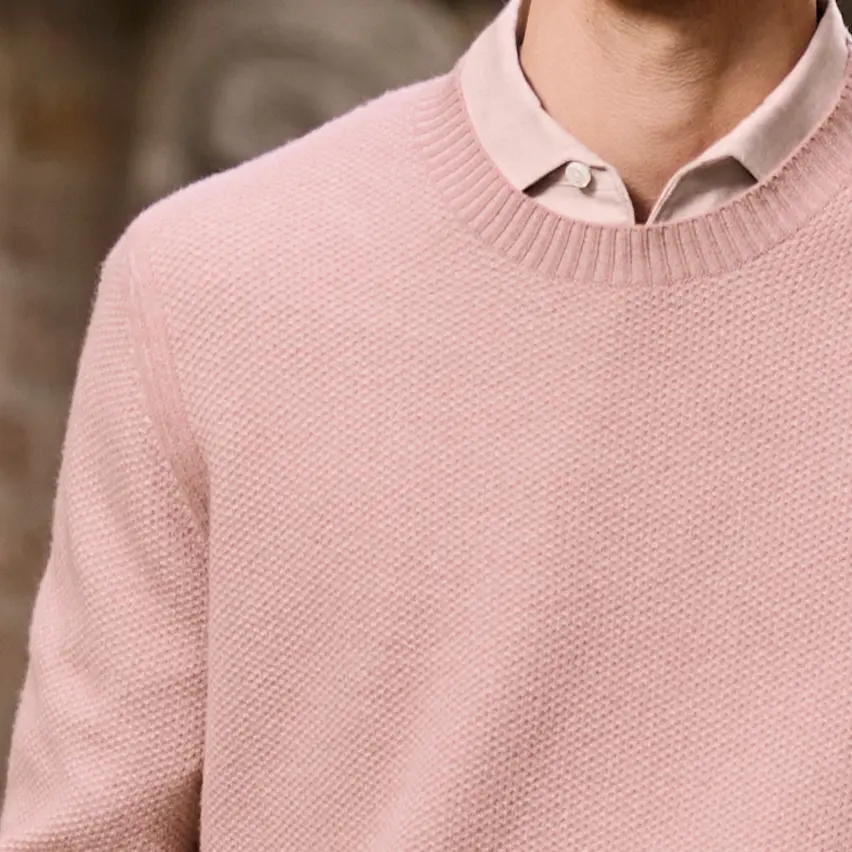 ZEGNA(杰尼亚)FW25 系列奢华针织衫造型搭配同色系围巾与宽松裤子。