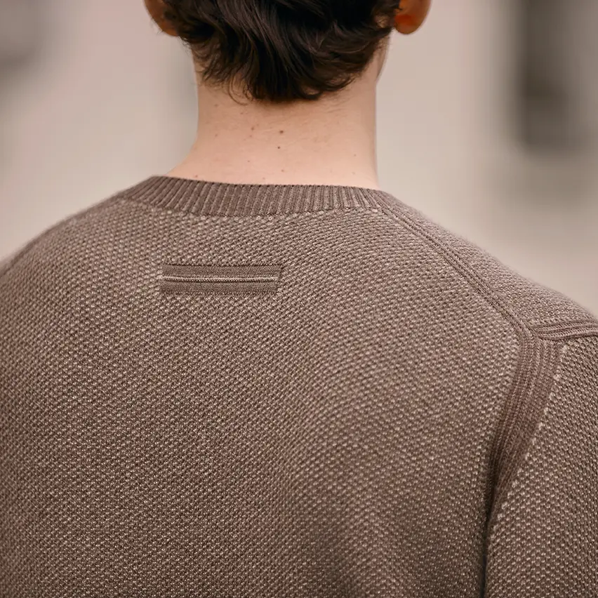 FW25 系列奢华针织圆领上衣背部细节展示,饰有 ZEGNA 232 Road Brand Mark。