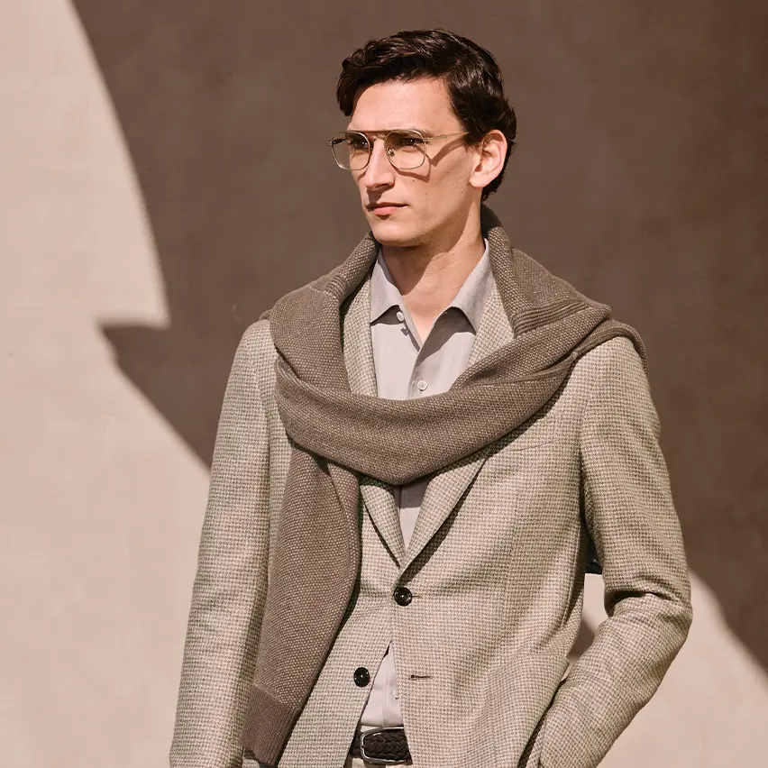 一位男士身着 ZEGNA(杰尼亚)2025 年秋冬系列定制格纹西装套装。