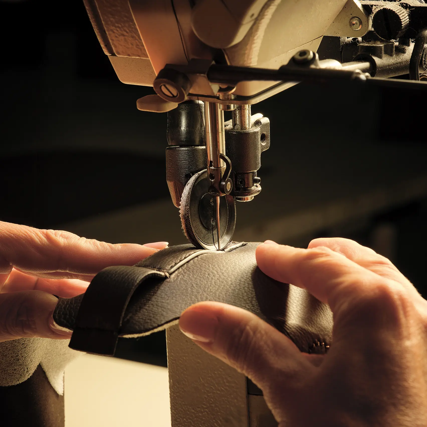 圖片為 ZEGNA 工匠正在縫製皮革,以製作 Triple Stitch™ SECONDSKIN 運動鞋。