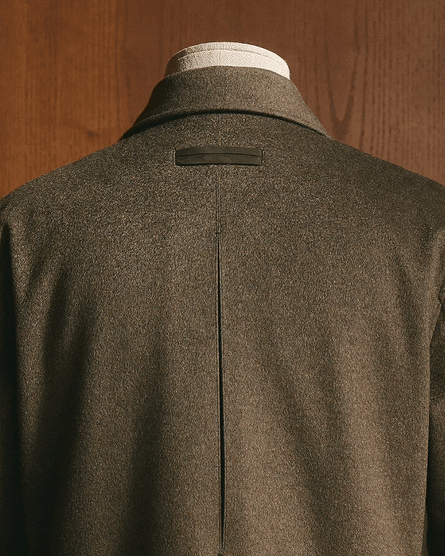 Oasi Cashmere Falcon 外套的背部箱形褶細節，呈現 ZEGNA 2026 秋冬系列。