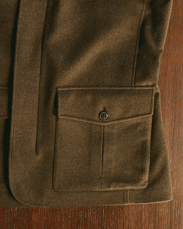 啡色 Oasi Cashmere Falcon 外套的鈕扣風琴袋細節，出自 ZEGNA 2026 秋冬系列。