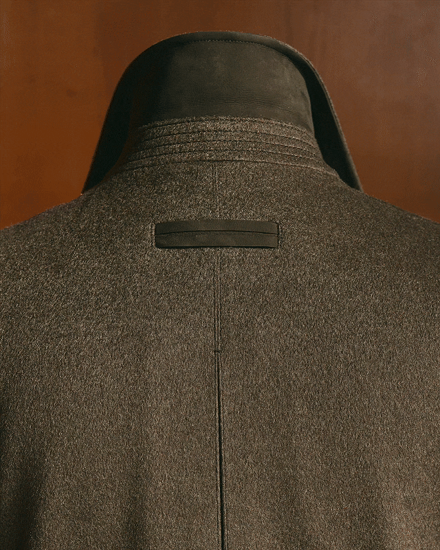 Oasi Cashmere Falcon 外套的背部箱形褶細節，呈現 ZEGNA 2026 秋冬系列。