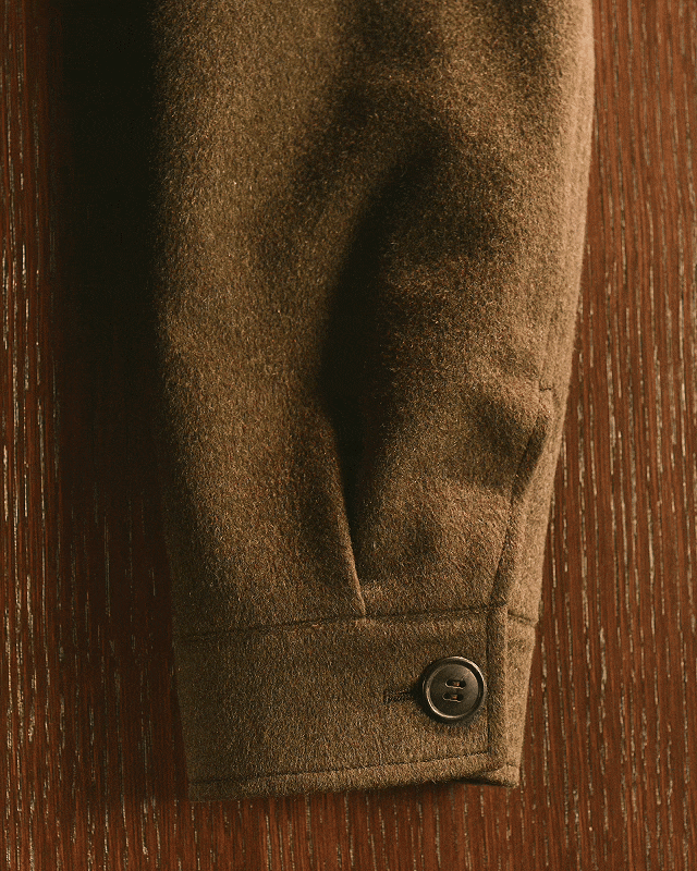 Oasi Cashmere Falcon 外套的襯衫袖口細節，來自 ZEGNA 2026 秋冬系列。