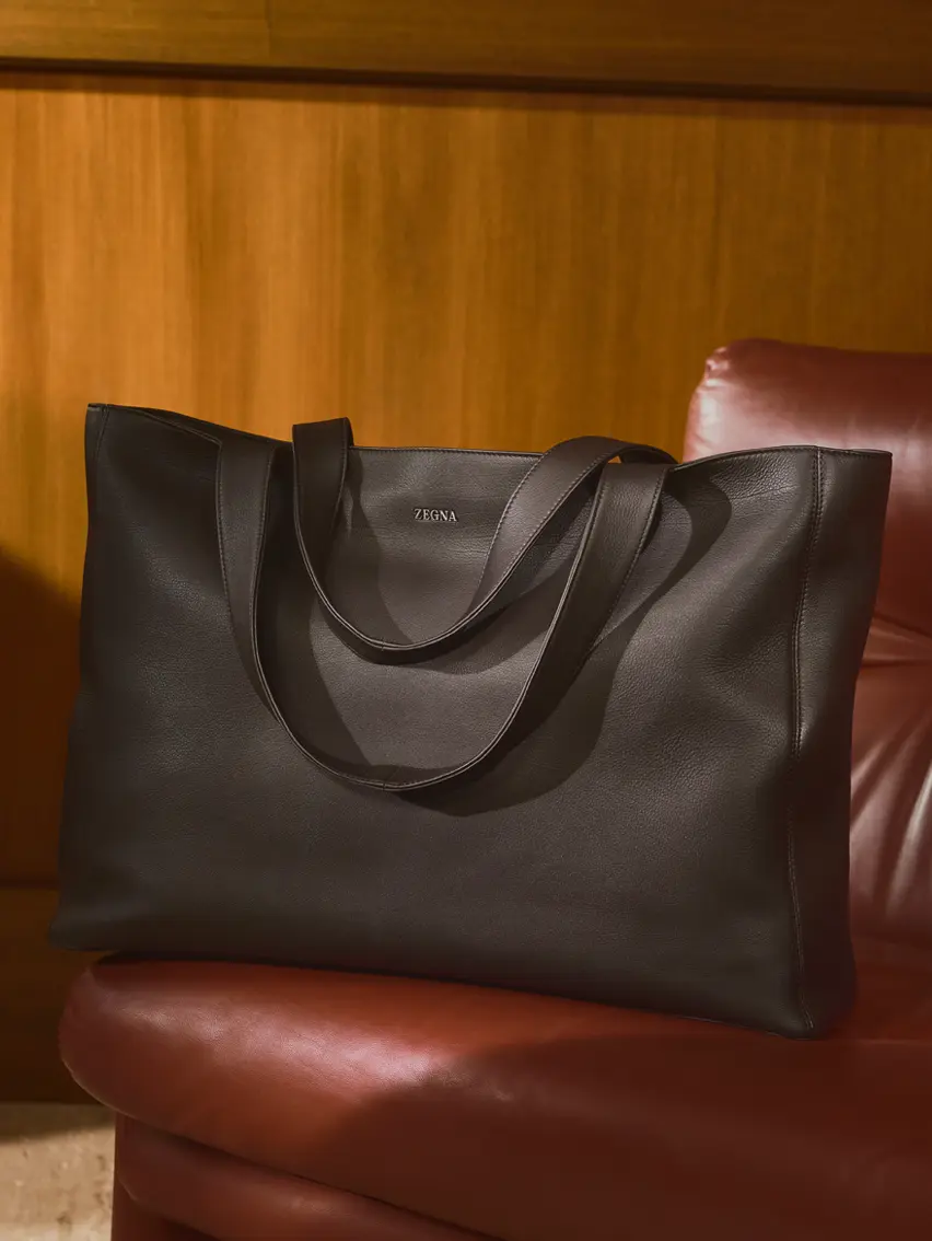 ZEGNA（杰尼亚）Soft Tote 包袋，采用 Second Skin 深色皮革打造，来自 ZEGNA（杰尼亚）2026 秋冬系列。