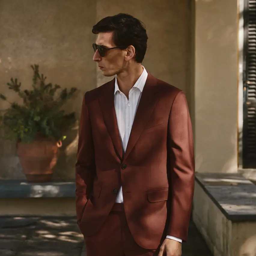 身穿 ZEGNA(杰尼亚)2025 春夏系列优雅西装套装的男士。