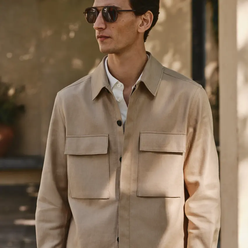 身穿 ZEGNA(杰尼亚)2025 春夏系列商务休闲装束的男士。