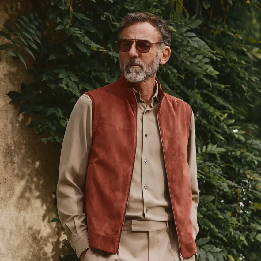 身穿 ZEGNA(杰尼亚)2025 春夏系列商务休闲装束的男士。