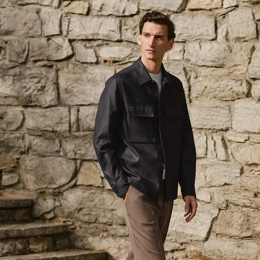 身穿 ZEGNA(杰尼亚)2025 春夏系列休闲奢华服装的男士。