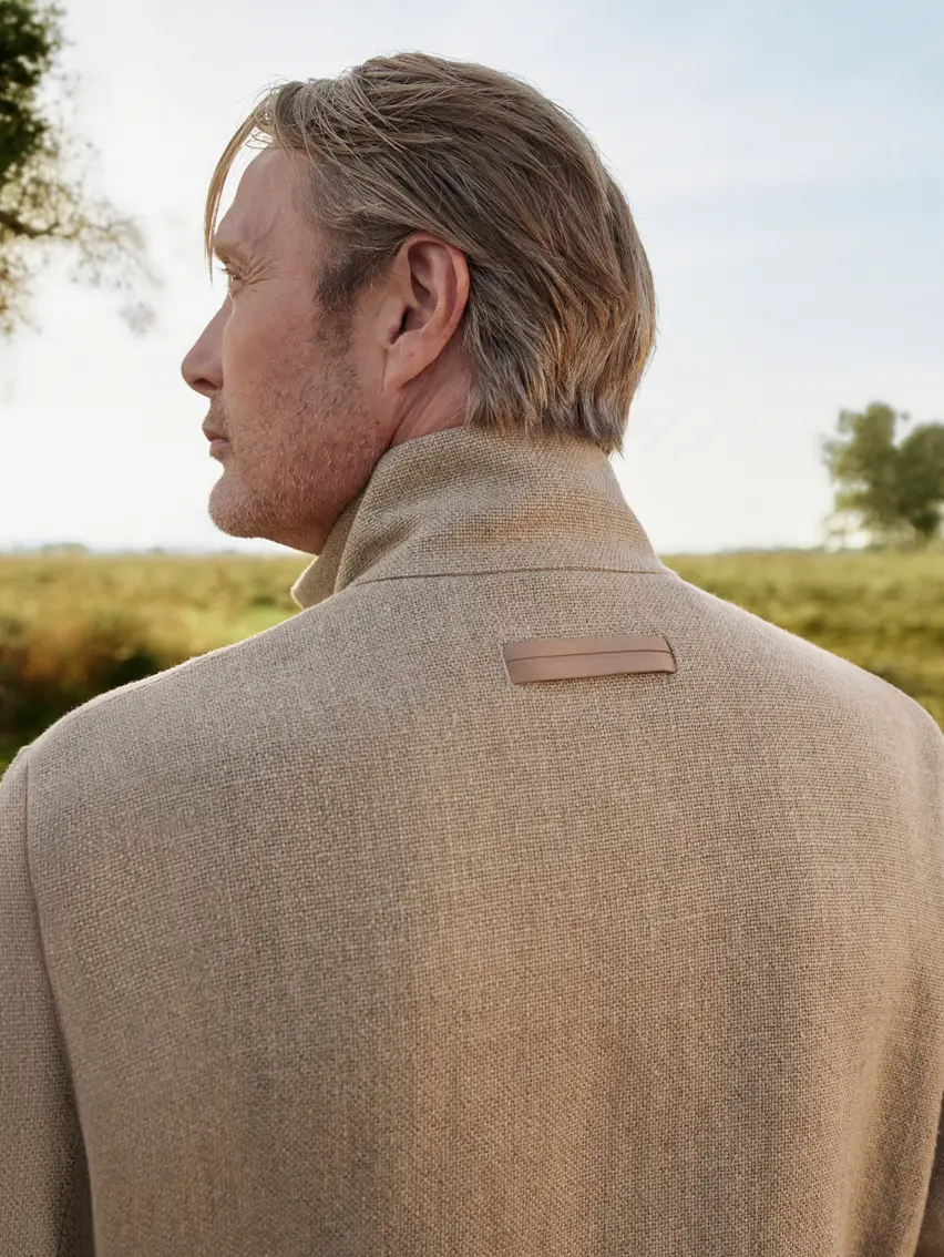 Mads Mikkelsen 身穿饰有 ZEGNA(杰尼亚)品牌标识的亚麻夹克。