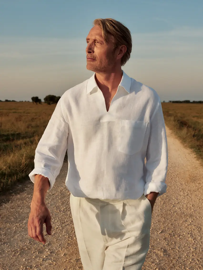 Mads Mikkelsen 身穿精緻的麻布服裝,配搭 ZEGNA SS25 系列的絨面便鞋。