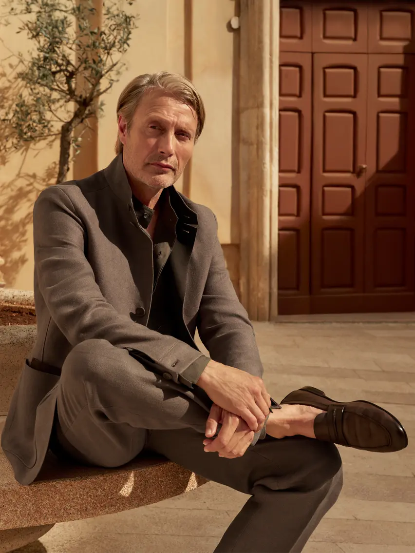 Mads Mikkelsen 身穿 ZEGNA 2025 春夏系列的剪裁西裝。