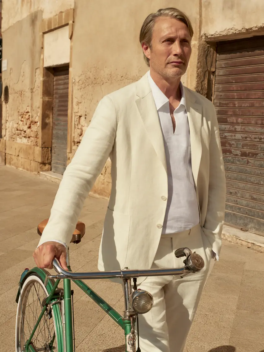 Mads Mikkelsen 身穿 ZEGNA 2025 春夏系列的精裁麻布西裝及皮革便鞋。