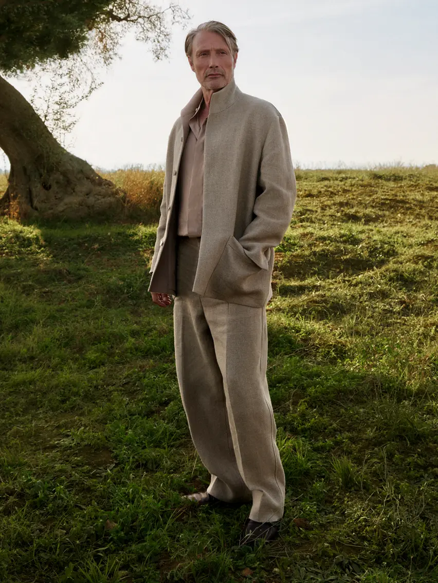 Mads Mikkelsen 身穿 ZEGNA(杰尼亚)2025 春夏系列的精致亚麻套装,搭配皮革乐福鞋。