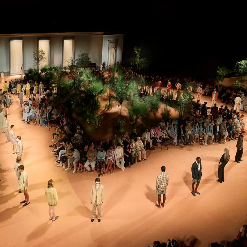 模特兒走上 ZEGNA 2026 夏季時裝秀的伸展台。