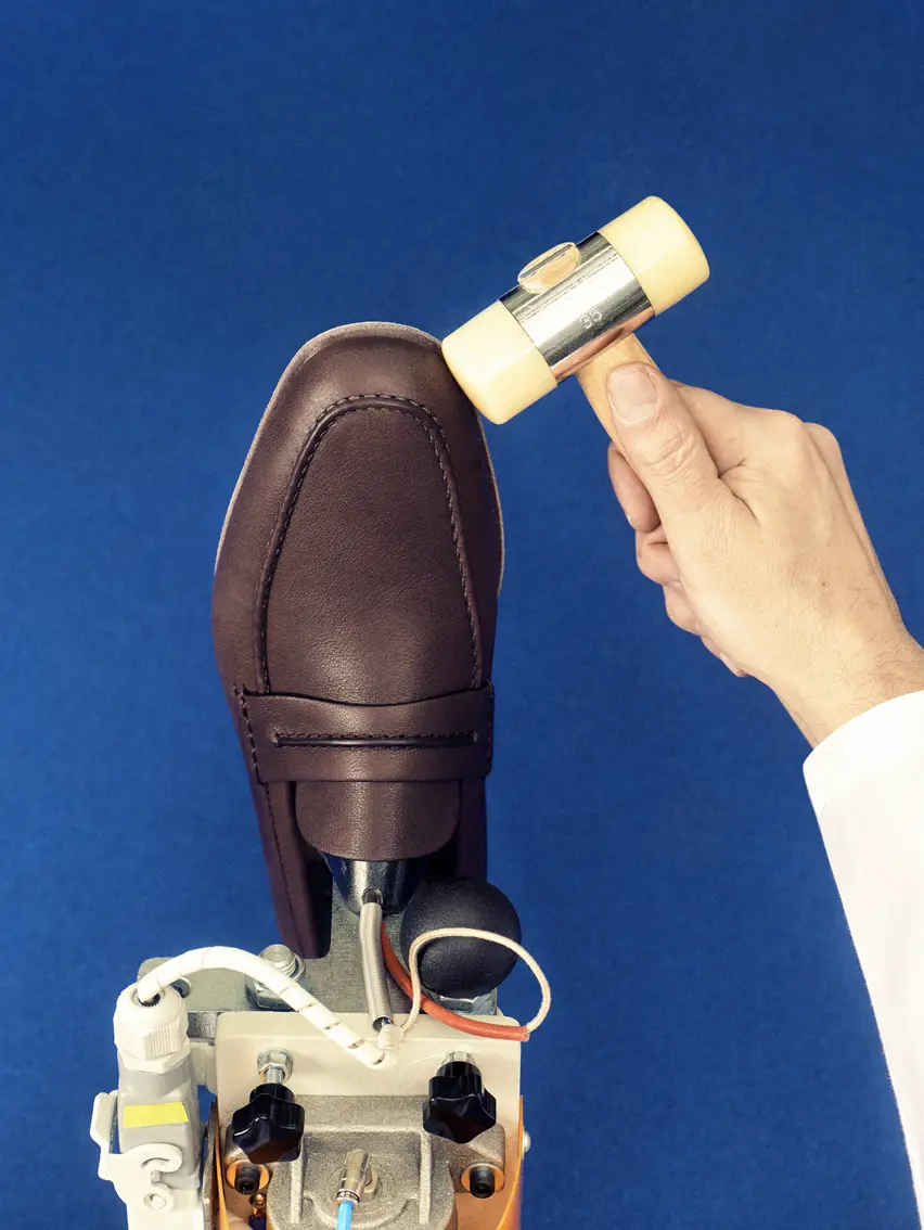 為 ZEGNA 手工 Mocassin 便鞋進行最後潤色。