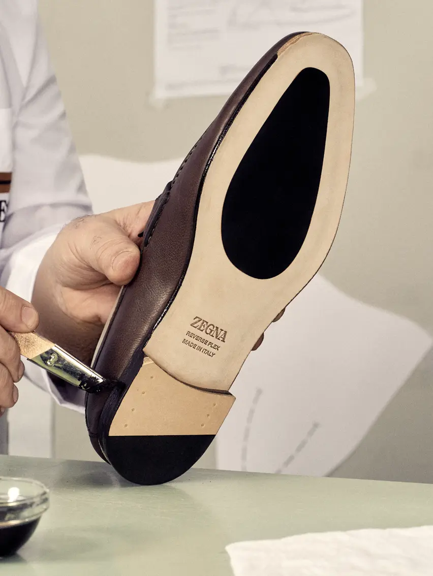 為 ZEGNA 手工 Mocassin 便鞋進行最後潤色。